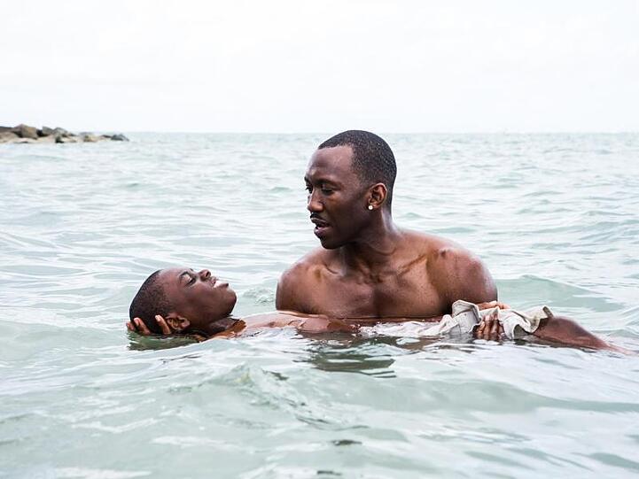Juan (Mahershala Ali) kümmert sich in "Moonlight" fürsorglich um den jungen Chiron (Alex R. Hibbert).