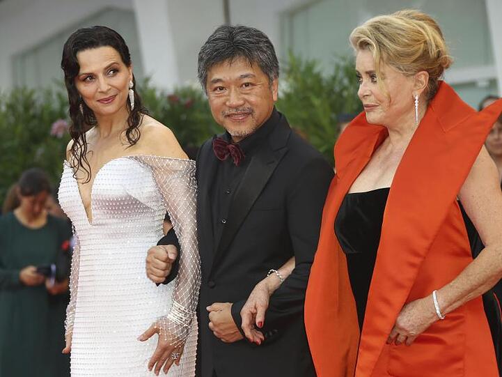 Der Regisseur und seine Hauptdarstellerinnen: Kore-eda Hirokazu mit Juliette Binoche und Catherine Deneuve.