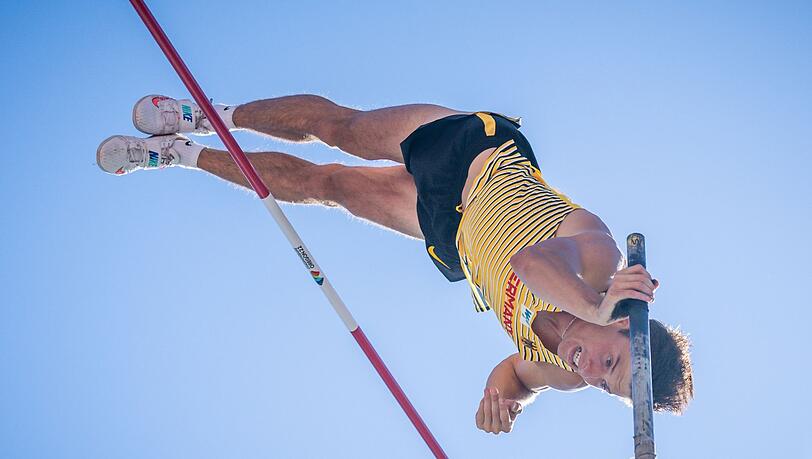 Stabhochspringer Oleg Zernikel in Aktion. Stabhochspringer Oleg Zernikel in Aktion.
