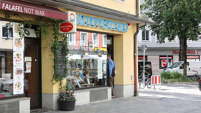 Die Hofpfisterei hat eine fast 700-jährige Geschichte. In der Kapuzinerstraße 2 steht eine der 88 Münchner Filialen. Der kleine Laden wirbt im Schaufenster mit "Öko-Bauernbroten" und in den Holzregalen lehnen große Laibe Schwarzbrot.