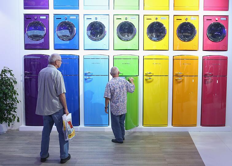 Bei der Anschaffung neuer Haushaltsgeräte sollten Sie auf die Energieeffizienzklasse achten. Kühlschränke, Waschmaschinen und Trockner mit "A+++" mögen in der Anschaffung etwas teurer sein, verbrauchen aber deutlich weniger Strom, was wiederum Ihrem Geldbeutel in den Folgejahren zugutekommt. Bei vielen Glüh- und Halogenlampen in den eigenen vier Wänden lohnt auch ein schrittweiser Umstieg auf LED-Leuchten, die nur einen Bruchteil des Stroms benötigen. Bei der Anschaffung neuer Haushaltsgeräte sollten Sie auf die Energieeffizienzklasse achten. Kühlschränke, Waschmaschinen und Trockner mit "A+++" mögen in der Anschaffung etwas teurer sein, verbrauchen aber deutlich weniger Strom, was wiederum Ihrem Geldbeutel in den Folgejahren zugutekommt. Bei vielen Glüh- und Halogenlampen in den eigenen vier Wänden lohnt auch ein schrittweiser Umstieg auf LED-Leuchten, die nur einen Bruchteil des Stroms benötigen.