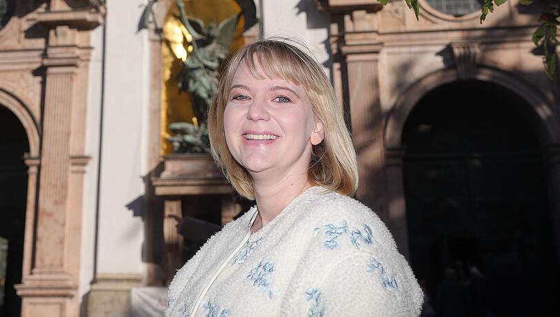 Die 33-jährige Antonia Sophie Urbas-Ulbrich steht vor der Kirche St. Michael, in der sie gemeinsam mit 21 weiteren Erwachsenen getauft wird. Die 33-jährige Antonia Sophie Urbas-Ulbrich steht vor der Kirche St. Michael, in der sie gemeinsam mit 21 weiteren Erwachsenen getauft wird.