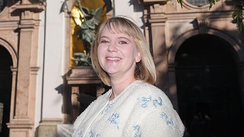 Die 33-j&auml;hrige Antonia Sophie Urbas-Ulbrich steht vor der Kirche St. Michael, in der sie gemeinsam mit 21 weiteren Erwachsenen getauft wird.