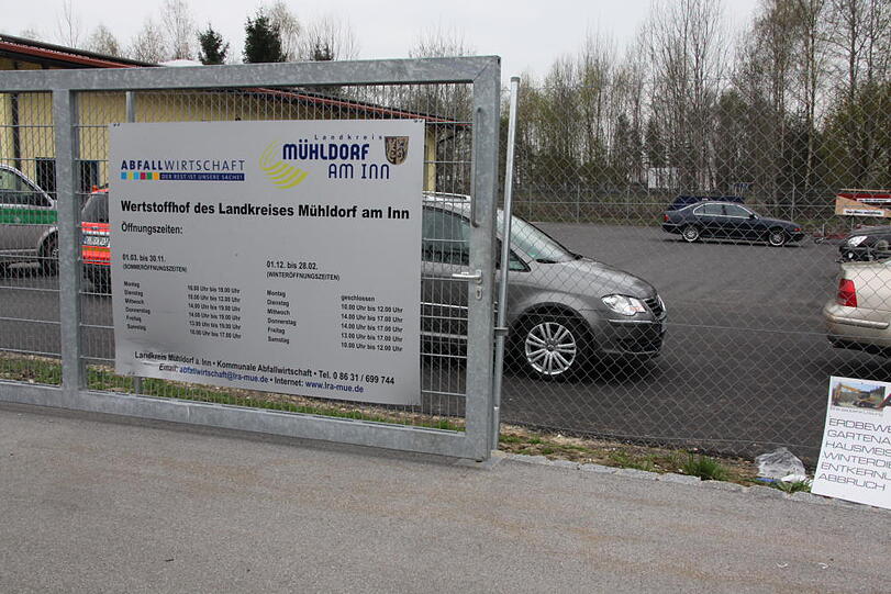 Schwerer Unfall am Werstoffhof: Als eine Mitarbeiterin das Tor von innen öffnen will, fährt ein Autofahrer von außen dagegen. Er hat das Gaspedal seines Automatik-Autos mit der Bremse verwechselt. Die 45-Jährige wird schwer verletzt.