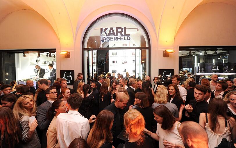 Trubel und Gewimmel im neuen Lagerfeld Store. Jeder will dem Star-Designer die Hand schütteln.
