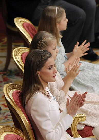 König Felipe VI. vertreibt Trauer über König Fußball - Zehntausende jubeln in Madrid ihrem neuen Monarchen zu. Die Bilder.