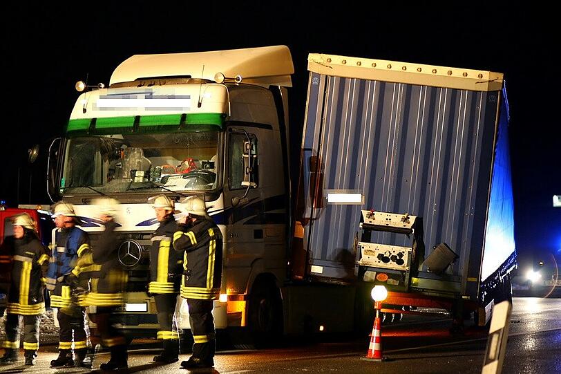Auf der B 304 verlor ein LKW auf Höhe der Abzweigung ST 2104 nach Waging seinen Auflieger.