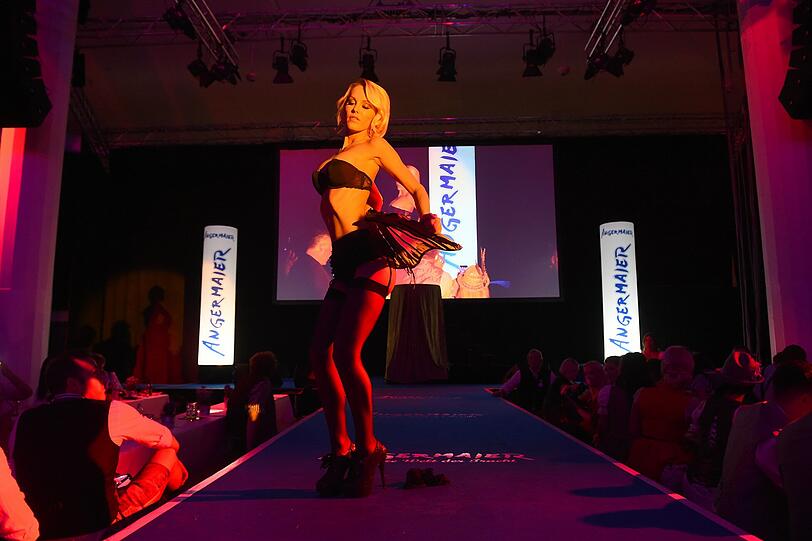 Showgirl und Model Daniela Sudau begeistert die Gäste mit ihrer heißen Burlesque-Show