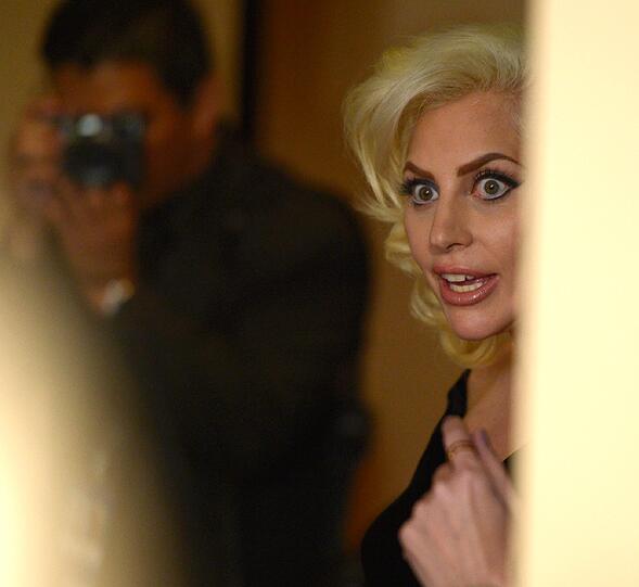 Bei den Golden Globes staunt Lady Gaga über ihren Preis.