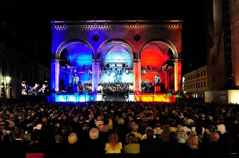 Die Münchner Feldherrnhalle im Sommer dieses Jahres: Beim &bdquo;Klassik am Odeonsplatz&ldquo; erstrahlt sie in den Farben der französischen Flagge &ndash; eine Solidaritätsgeste nach dem Terror-Anschlag in Nizza.