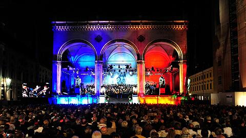Die Münchner Feldherrnhalle im Sommer dieses Jahres: Beim &bdquo;Klassik am Odeonsplatz&ldquo; erstrahlt sie in den Farben der französischen Flagge &ndash; eine Solidaritätsgeste nach dem Terror-Anschlag in Nizza.