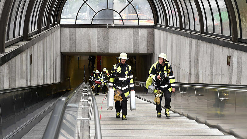 Einsatzkräfte der Feuerwehr beim Verlassen des U-Bahnhofs. Einsatzkräfte der Feuerwehr beim Verlassen des U-Bahnhofs.