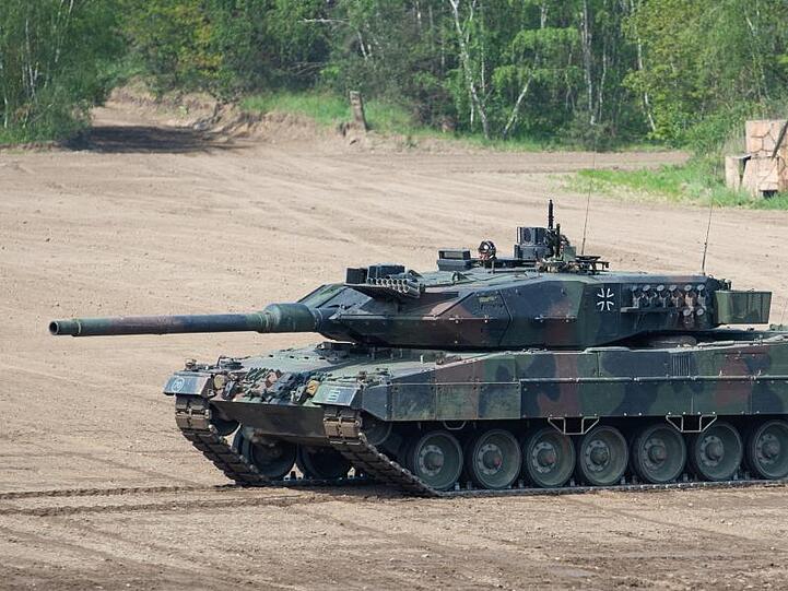 Ein Kampfpanzer Leopard 2 fährt auf einem Übungsfeld. Foto: Christophe Gateau/dpa/Archivbild
