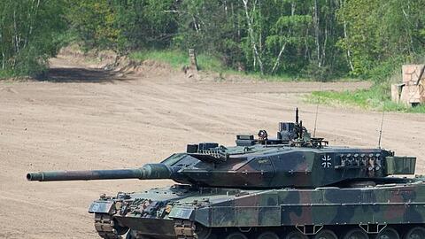 Ein Kampfpanzer Leopard 2 fährt auf einem Übungsfeld. Foto: Christophe Gateau/dpa/Archivbild