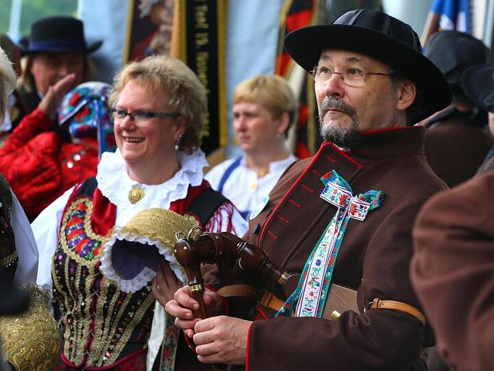 Mitglieder von verschiedenen Sudetendeutschen Landsmannschaften. Foto: Karl-Josef Hildenbrand/Archbild
