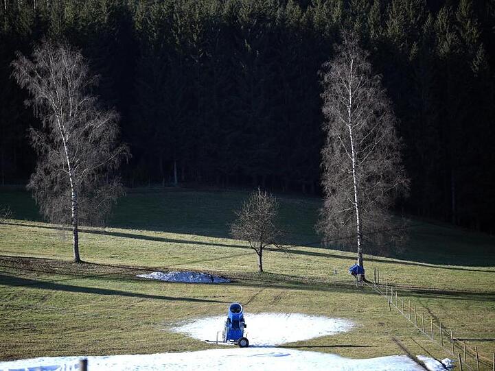 Ein bisschen Kunstschnee liegt Mitte Februar an einem Skilift in Titisee-Neustadt in Baden-Württemberg.
