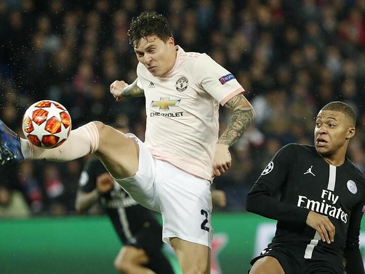 Paris Kylian Mbappe (r) und Manchesters Victor Lindelof im Zweikampf um den Ball.