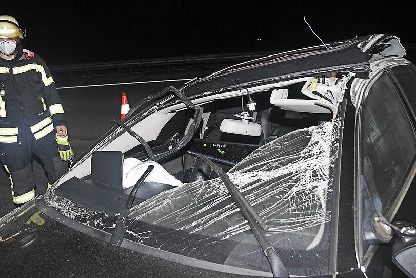 Nach ersten Erkenntnissen prallte ein 26-jähriger Münchner mit seinem Audi A8 von hinten auf den vorausfahrenden Nissan.