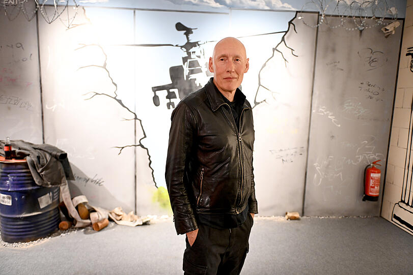 Detlef Bothe posierte im Rahmen des Eröffnungsevents "House of Banksy – An Unauthorized Exhibition" lässig.