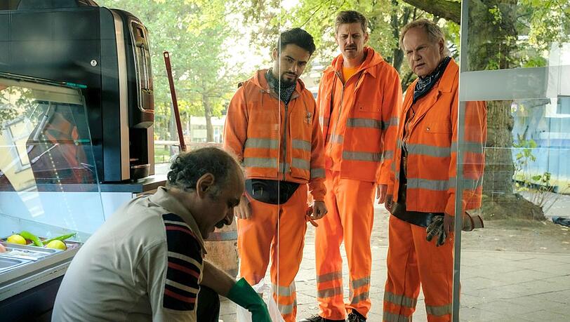 "Die Drei von der Müllabfuhr: Schutzgeld": Werner (Uwe Ochsenknecht, re.), Motte (Marc-Oliver Schulze, 2. v. re.) und Tarik (Aram Arami, 2. v. li.) überlegen, wie sie Momo (Husam Chadat) helfen können. "Die Drei von der Müllabfuhr: Schutzgeld": Werner (Uwe Ochsenknecht, re.), Motte (Marc-Oliver Schulze, 2. v. re.) und Tarik (Aram Arami, 2. v. li.) überlegen, wie sie Momo (Husam Chadat) helfen können.