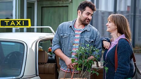 Taxifahrer Baris (Ugur Kaya) holt Amelie (Julia J&auml;ger) aus dem Gef&auml;ngnis ab und nimmt sie sp&auml;ter bei sich auf.