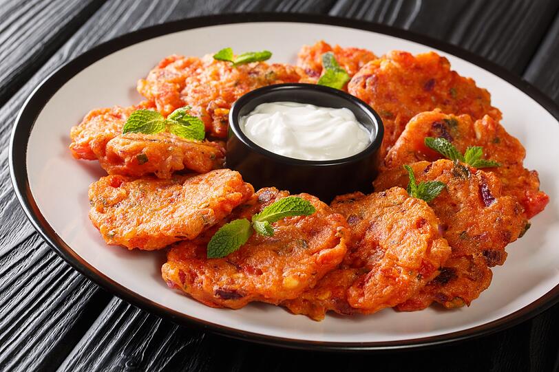 Auch in einer vegetarischen Variante sind Keftedes bekannt, vor allem auf der Insel Santorini. Diese werden mit reifen, aromatischen Tomaten mit festem Fruchtfleisch zubereitet. Sehr gut eignen sich Ochsenherztomaten oder Fleischtomaten. Geschält und gewürfelt werden die Tomaten mit Zwiebeln und Gewürzen sowie Mehl zu Bratlingen geformt. Dazu passt Tsatsiki. Auch in einer vegetarischen Variante sind Keftedes bekannt, vor allem auf der Insel Santorini. Diese werden mit reifen, aromatischen Tomaten mit festem Fruchtfleisch zubereitet. Sehr gut eignen sich Ochsenherztomaten oder Fleischtomaten. Geschält und gewürfelt werden die Tomaten mit Zwiebeln und Gewürzen sowie Mehl zu Bratlingen geformt. Dazu passt Tsatsiki.