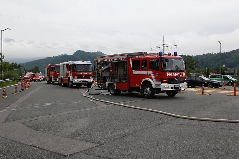 Einsatzwagen der Feuerwehr rücken ab.