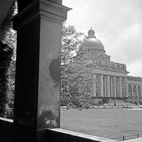 Das alte Armeemuseum im Hofgarten: Mehrere Bomben zerstörten das Gebäude im Zweiten Weltkrieg. Schlussendlich wurde es in den 80er Jahren nach langen Diskussionen wieder hergestellt.