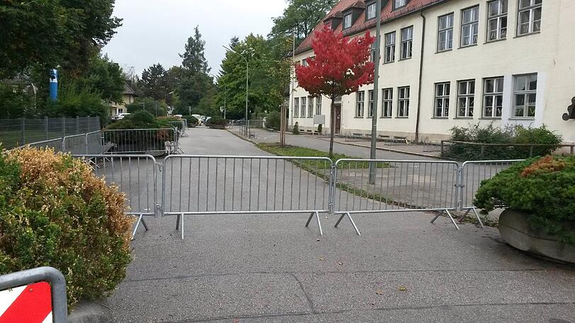 Ein Teil des Canisiusplatzes ist abgesperrt. Dorf finden derzeit die Pausen der Grundschüler statt