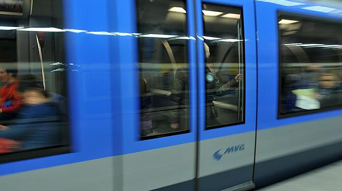 In einer U-Bahn der Linie 3 bedrohte ein Mann zwei Fahrgäste mit einem Messer. (Archivbild)