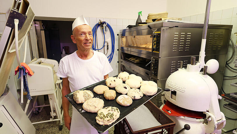 Bäcker Artur Herrmann präsentiert in seiner kleinen Backstube ein Blech frisch geformter Semmeln, bevor sie in den Ofen geschoben werden. Bäcker Artur Herrmann präsentiert in seiner kleinen Backstube ein Blech frisch geformter Semmeln, bevor sie in den Ofen geschoben werden.