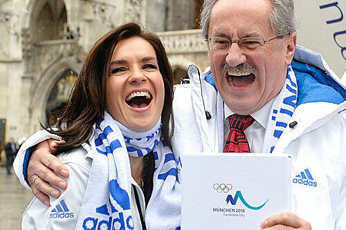 Zähne zeigen für Olympia: Katarina Witt und Christian Ude mit dem Bewerbungs-Buch vorm Rathaus.