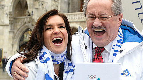 Zähne zeigen für Olympia: Katarina Witt und Christian Ude mit dem Bewerbungs-Buch vorm Rathaus. Zähne zeigen für Olympia: Katarina Witt und Christian Ude mit dem Bewerbungs-Buch vorm Rathaus.