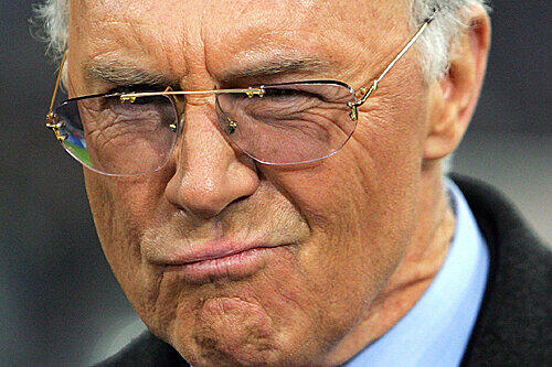 Der Ehrenpräsident des FC Bayern, Franz Beckenbauer sieht im Titelrennen um die Deutsche Meisterschaft auch Schalke 04 als ernsthaften Titelanwärter.