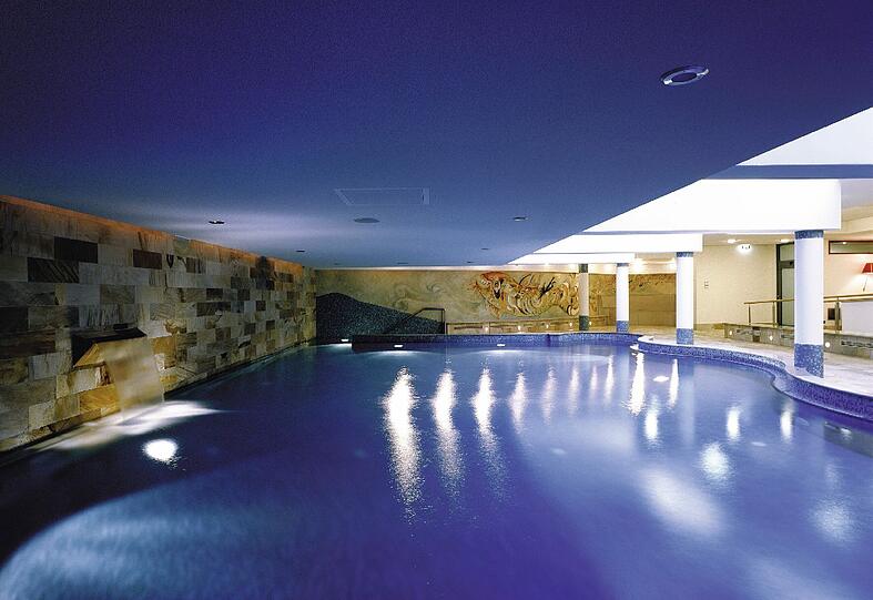 Der bescheidene Pool der Elbschloss Residenz Hamburg. Hawaiianische Massagen oder Moorbäder hat man hier natürlich auch im Angebot.
