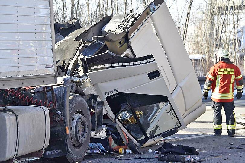 Wie durch ein Wunder konnte der Lkw-Fahrer mit nur mittelschweren Verletzungen aus dem Warck geborgen werden.