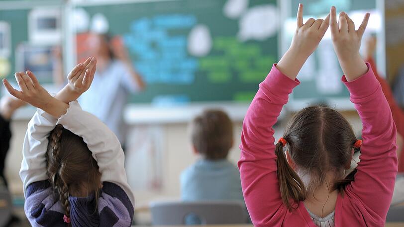 In der Schule gilt: immer schön brav melden - wie diese beiden Grundschüler.