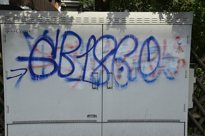 Alle fünf Meter ein neues Graffiti. Das ganze Areal um den Bahnhof herum ist voll davon.