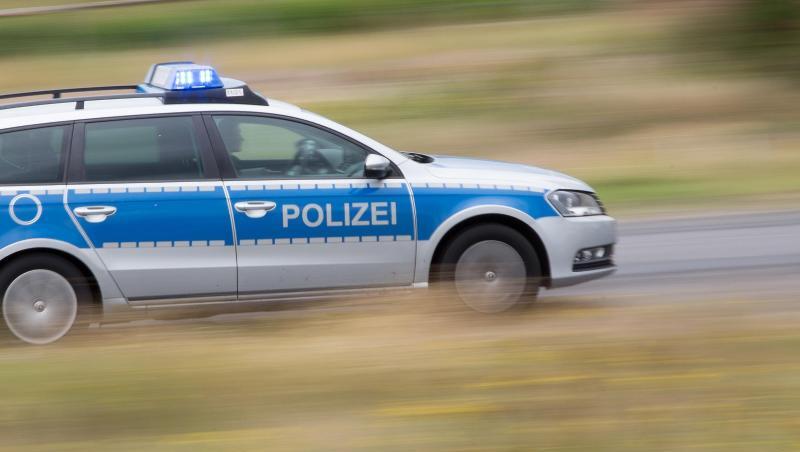 Ein Polizeiwagen fährt mit Blaulicht über eine Straße. Foto: Friso Gentsch/dpa/Archivbild Ein Polizeiwagen fährt mit Blaulicht über eine Straße. Foto: Friso Gentsch/dpa/Archivbild