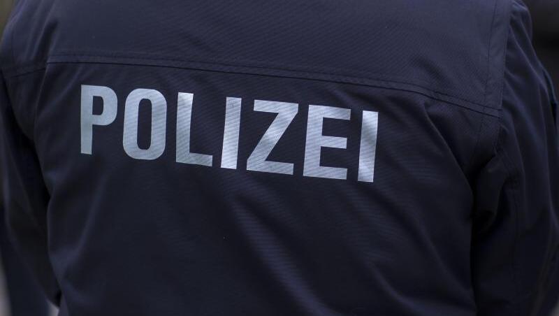 Trickbetrügerinnen wollen einen Münchner Senior reinlegen. Doch der fiel nicht auf die Masche rein und alarmierte die echten Beamten. (Symbolbild)