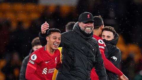 Jürgen Klopp und Thiago Alcantara freuen sich nach dem Last-Minute-Sieg in Wolverhampton.