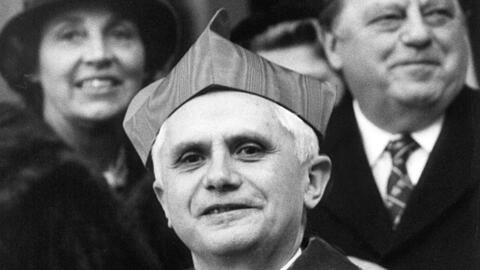 ARCHIV - Der damalige Kardinal Joseph Ratzinger, verabschiedet sich am 28. Februar 1982 auf dem Münchener Marienplatz von den Gläubigen, im Hintergrund sind Bayerns Ministerpräsident Franz Josef Strauss (CSU) und seiner Frau Marianne zu sehen (Archivfoto vom 28.02.2007). Papst Benedikt XVI wird am 16. April 80 Jahre alt. Foto: Wirginings dpa (zu dpa:"Papst Benedikt XVI. gibt Pontifikat am 28. Februar auf") +++ dpa-Bildfunk +++