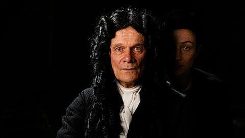 Max Uthoff als Newton in der „Anstalt“? Nein: Edgar Selge als ernstzunehmender Gottfried Wilhelm Leibnitz.