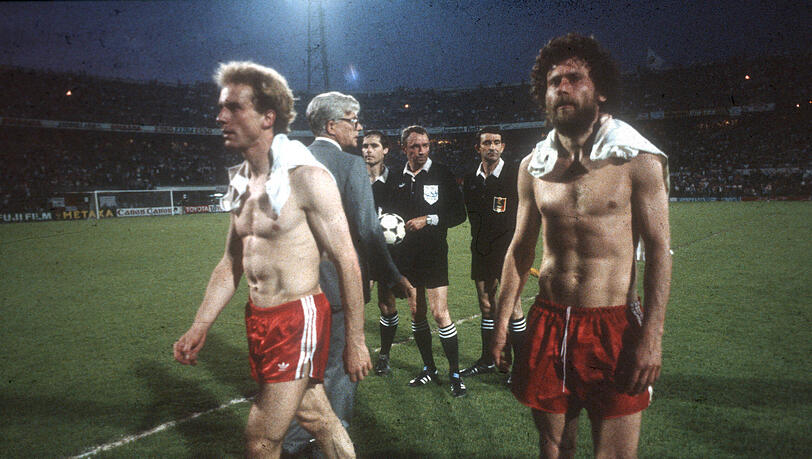 Finalniederlage 1982: Karl-Heinz Rummenigge (l.) und Paul Breitner. Finalniederlage 1982: Karl-Heinz Rummenigge (l.) und Paul Breitner.