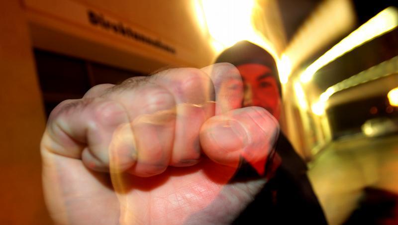 Faustschläge und Pfefferspräy: Trotzdem konnten die vier Täter ihrem Opfer nicht das begehrte Handy abnehmen. Faustschläge und Pfefferspräy: Trotzdem konnten die vier Täter ihrem Opfer nicht das begehrte Handy abnehmen.