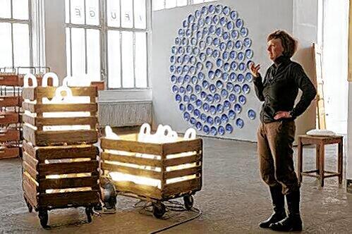 Was vom Leben in der Porzellanfabrik übrig blieb: Susanne Neumann hat damit in der Zentrifuge auf AEG eine sehenswerte Installation geschaffen.