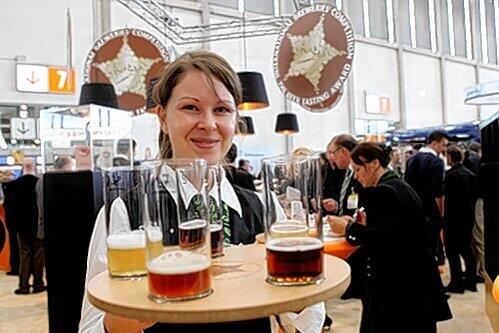 Sie bediente die strenge Bier-Jury im Messezentrum.