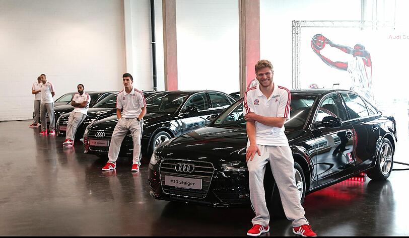 Am Montag erhielten die Spieler von Trainer Svetislav Pesic im Audi Gebrauchtwagen-Zentrum ihre neuen Dienstwagen.