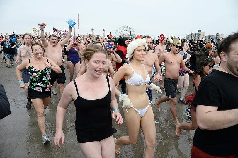 Auch in Brooklyn, New York (USA) wagten sich ins kalte Wasser. Organisiert wurde das alljährliche Event vom Coney Island Polar Bear Club, dem ältesten Winterbadeverein der USA. Von November bis April schwimmen die Mitglieder jeden Sonntag im Atlantik.