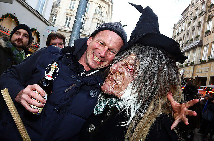 Traditioneller Münchner Krampuslauf durch die Fußgängerzone zum Marienplatz.